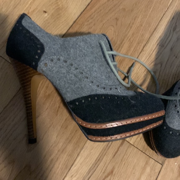 Never used heels - Picture 2 of 3